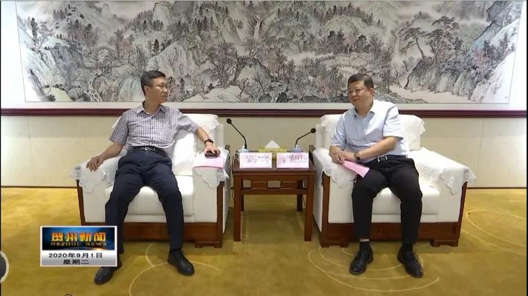 賀州市委書記李宏慶（右）會見陳先生（左）一行。