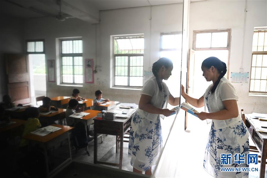 譚秋用在北林教學點給二年級學生上課。