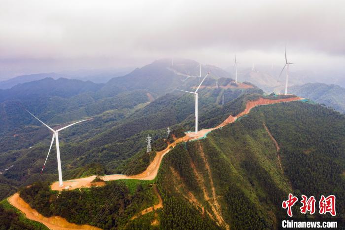 風力發電機組與周邊景色構成美麗風景線。