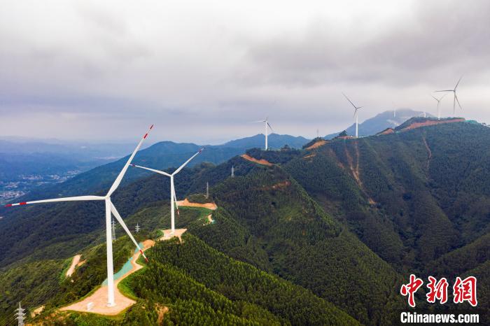 15台風力發電機組構成美麗風景線。