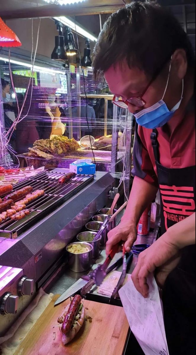 吳先生在中山路美食街夜市攤忙碌。