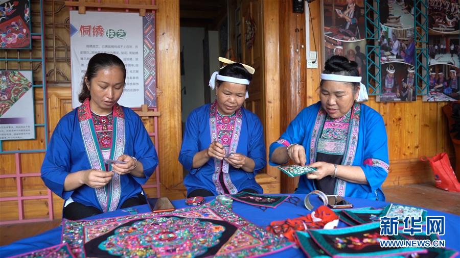 侗繡技藝傳承人楊甜（右一）在培訓侗族婦女侗繡技藝。