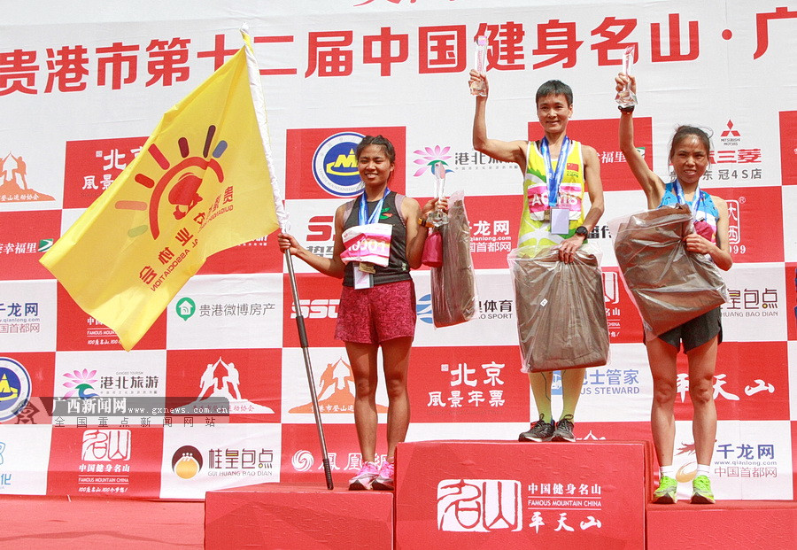 女子競速組前三名的運動員領獎。