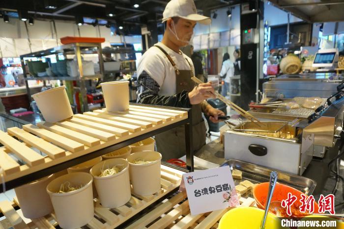 販賣臭豆腐的台灣美食攤位。
