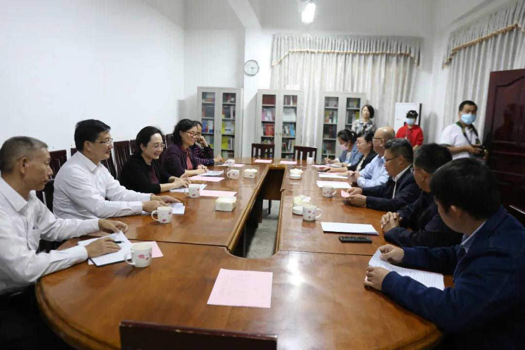 廣西台辦主任李莉（左3）在台資企業桂林世外桃源座談調研。