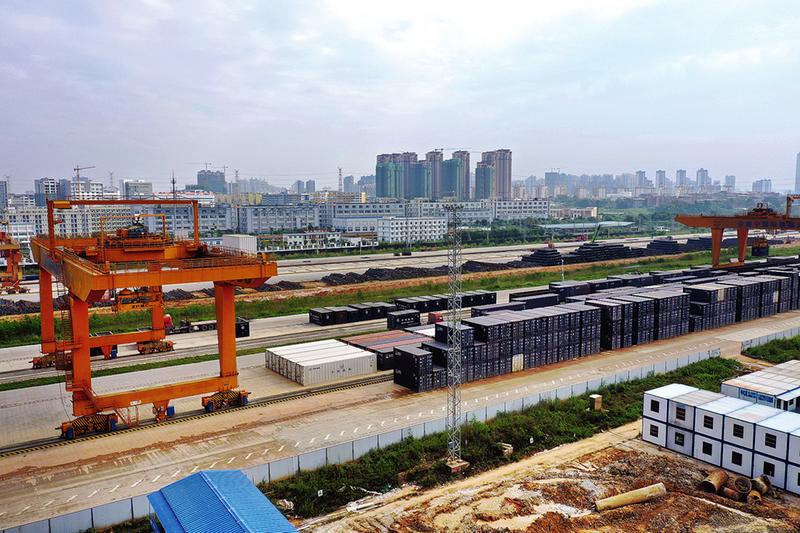 忙碌的南寧國際鐵路港鐵路集裝箱作業區。