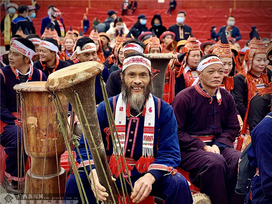 參加盤王節祭祀大典的瑤族同胞。