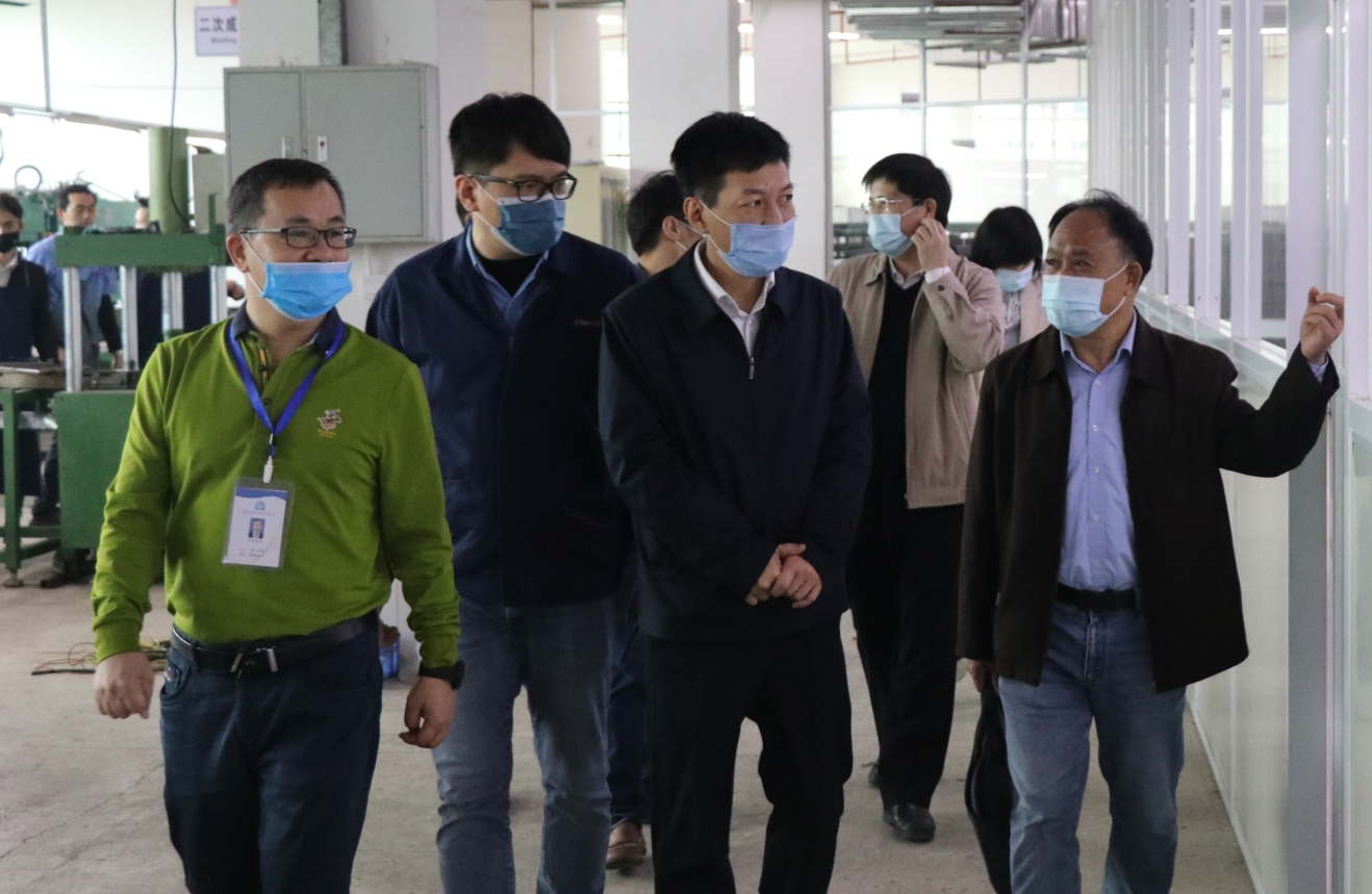 2020年4月9日，北海市委常委楊斌（左三）到台企北海龍億運動器材有限公司調研。