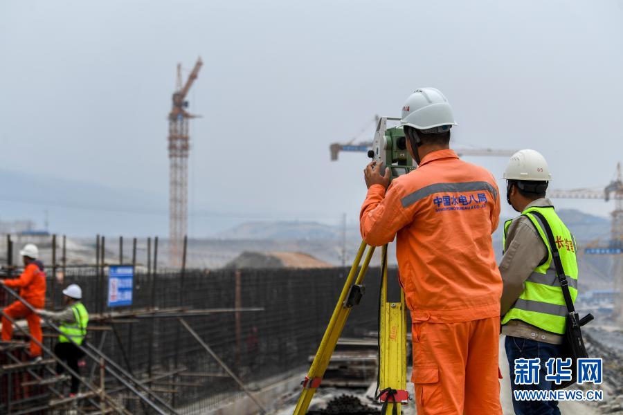 工人在廣西大藤峽水利樞紐右岸工程建設現場調試儀器準備觀測。