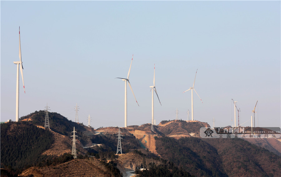 成列的大風車佇立在八江鎮汾水、歸令村山脈一帶。