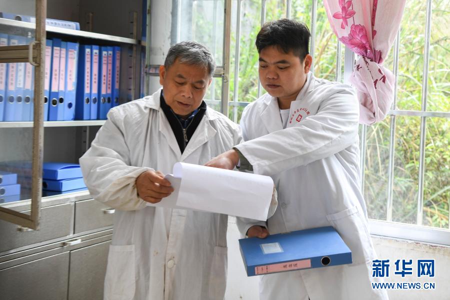 趙建華（左）與趙剛查看村民健康檔案。