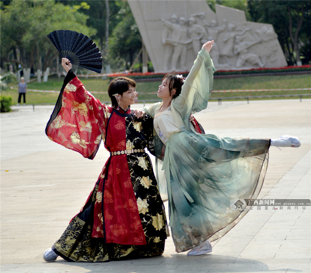 青年男女漢舞對跳。