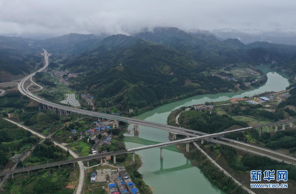 廣西三江侗族自治縣的水路、公路、鐵路立體交通網絡。