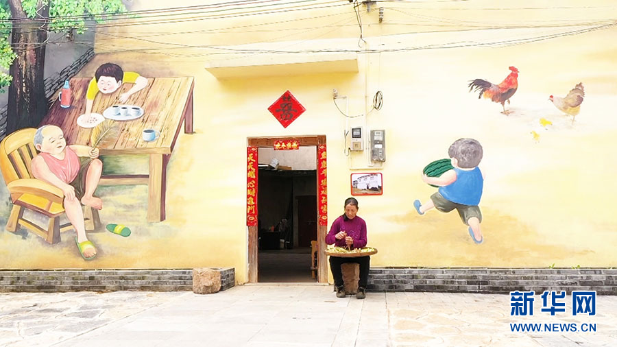 桂林市臨桂嶺上村，小洋樓的牆上描繪了以24節氣農耕文化為主題的民俗畫。