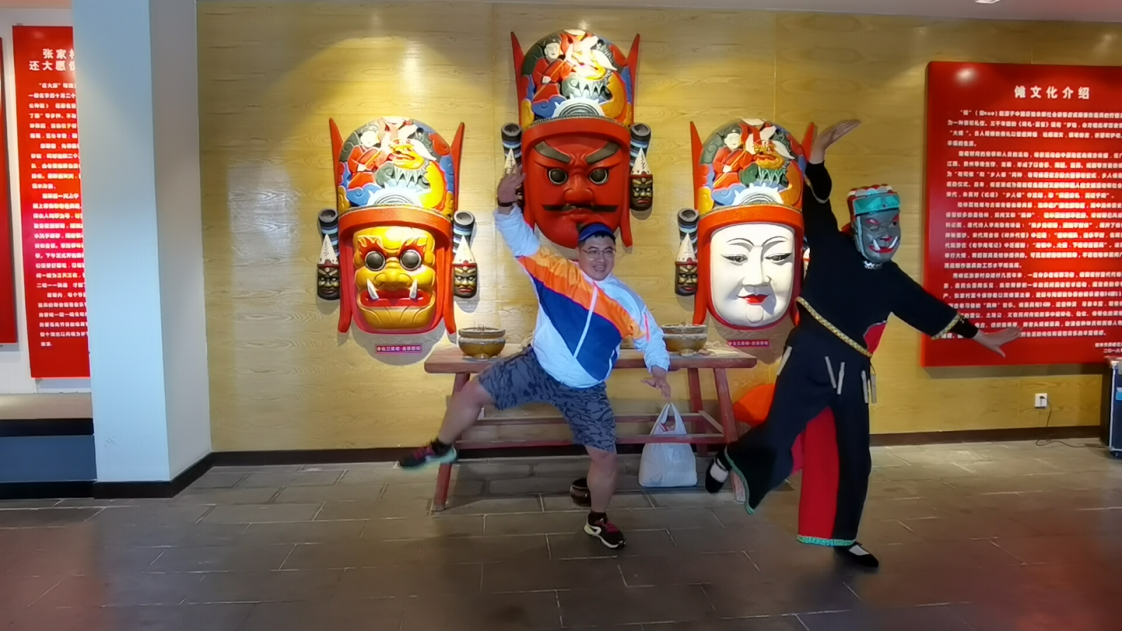 台灣原住民教師向當地演員學習儺文化舞蹈。