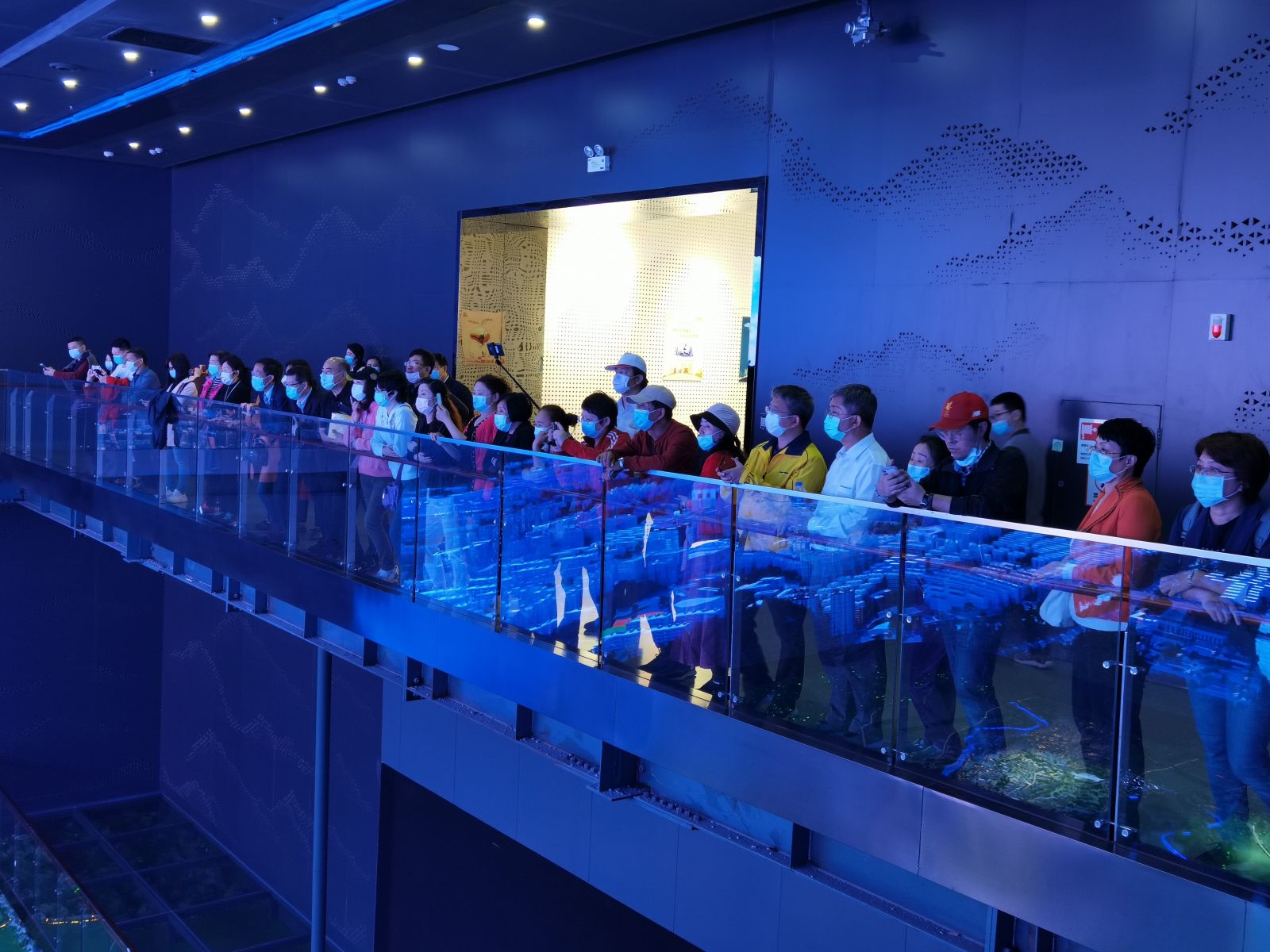 台籍教師們參觀桂林城市規劃展示館。