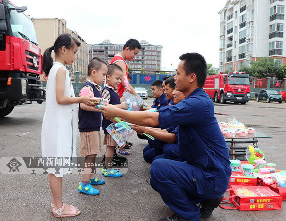 消防救援大隊為小朋友們發放精心準備的兒童節禮物。
