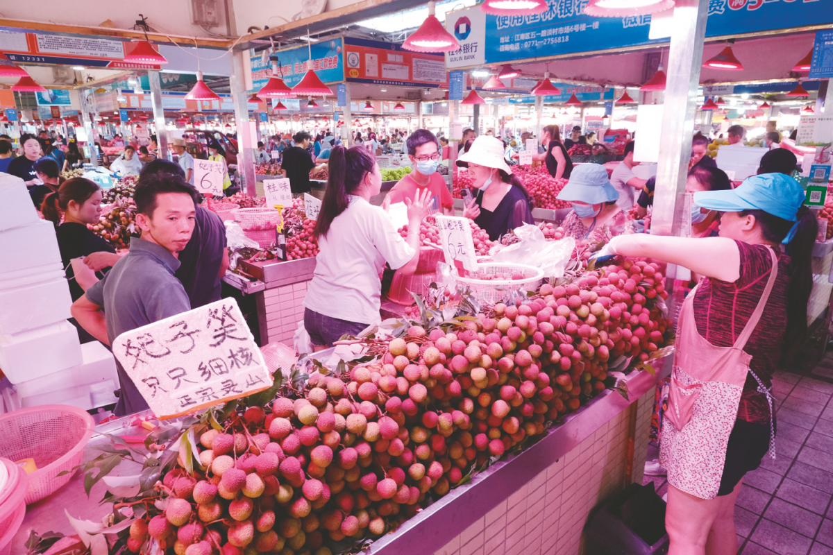 在農貿市場水果行，廣西妃子笑、桂味等荔枝受市民歡迎。