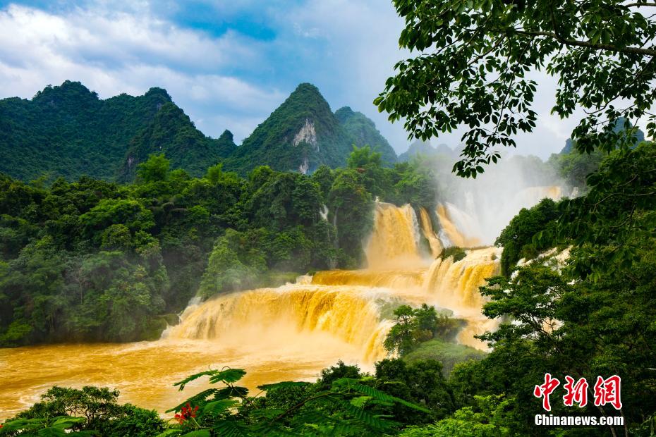 德天瀑布位於中國大陸與越南邊境處的歸春河上游。