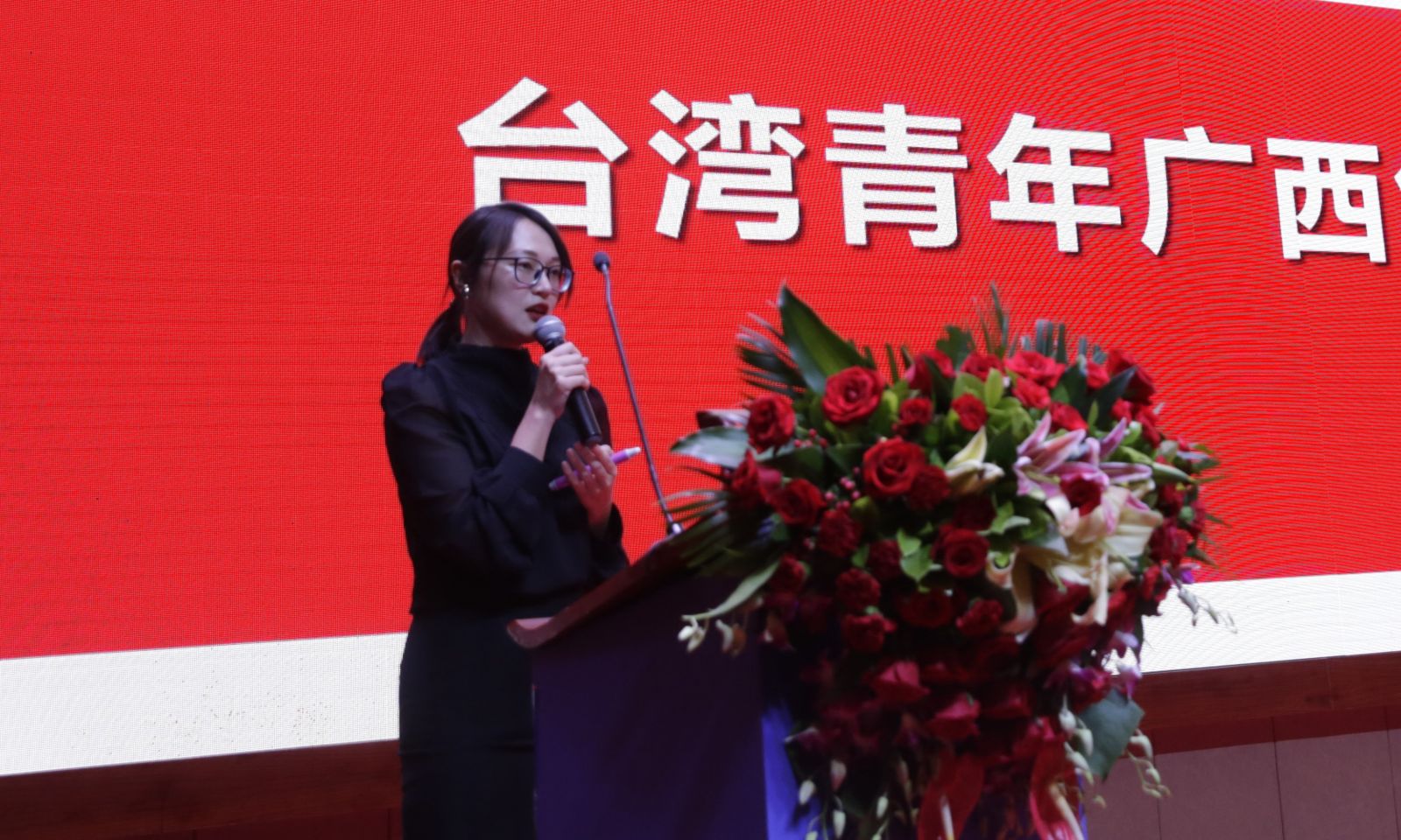 陳燕儒在「百名台青體驗在八桂」創業就業經驗分享會上台發言。