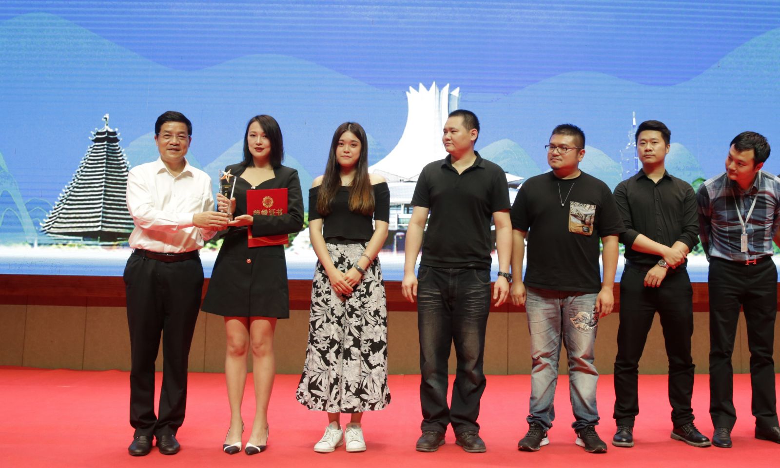 廣西台辦副主任趙紅明（左一）為陳燕儒（左二）頒獎。