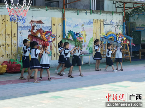 孩子們學習舞板凳龍，體驗傳統文化。
