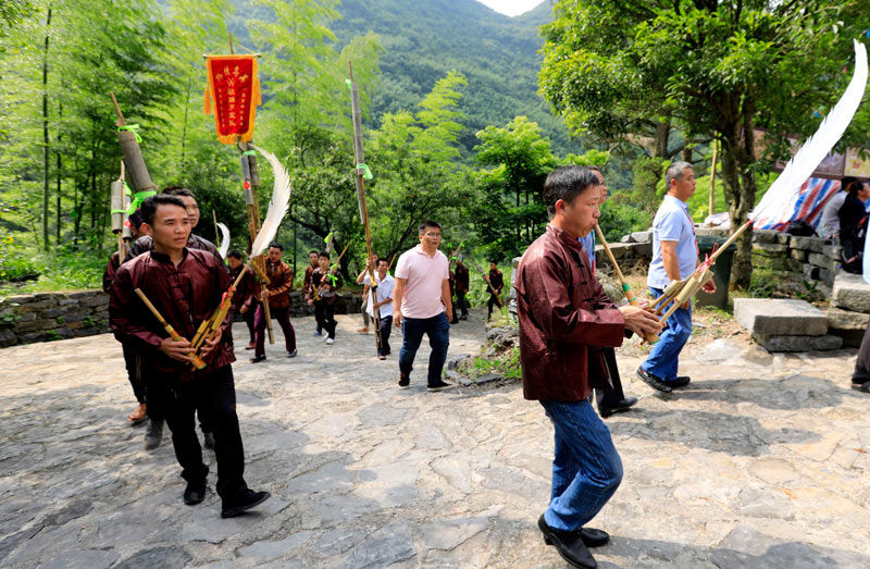 苗族群眾吹奏蘆笙慶祝豐收。