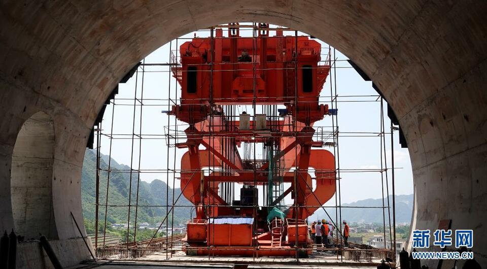 貴南高鐵澄江雙線特大橋施工人員在吊裝最後一榀箱樑。