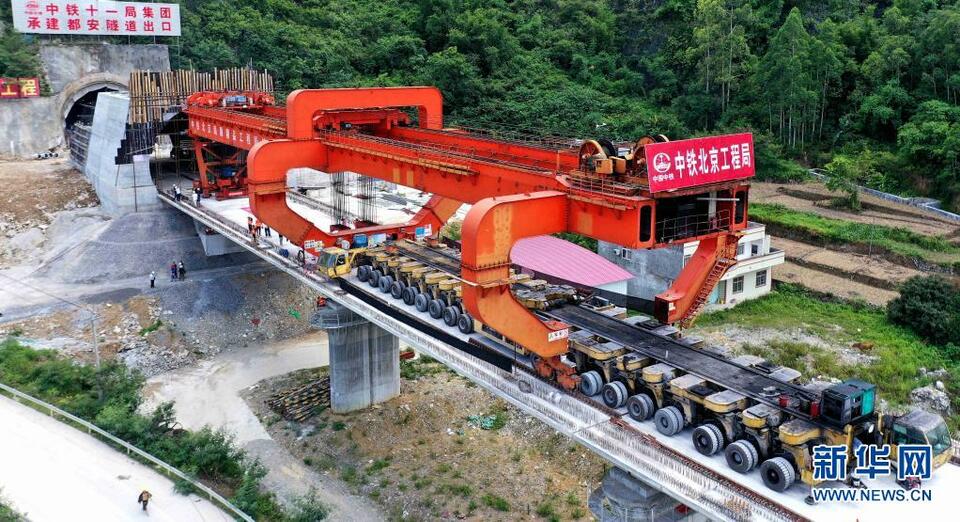 貴南高鐵澄江雙線特大橋最後一榀箱樑吊裝完成。