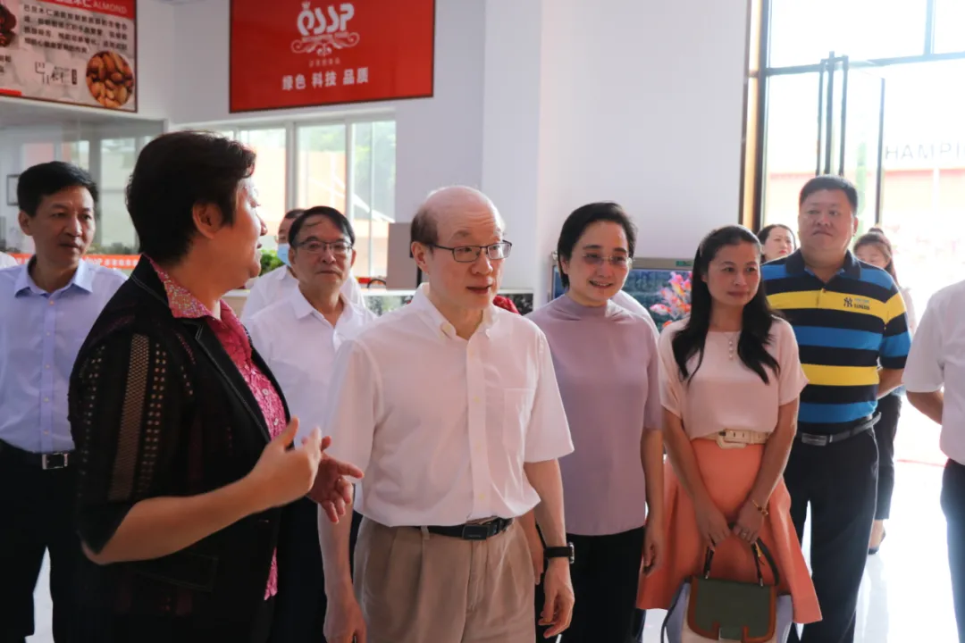 劉結一（前排左二）在廣西苾荃勝食品科技有限公司調研。