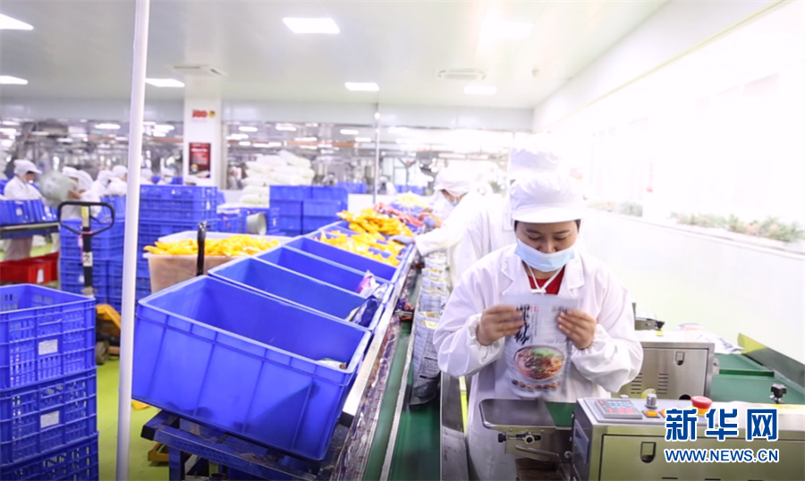 在廣西柳州市的一家螺螄粉企業的工廠車間內，工人們正忙碌著將螺螄粉裝袋。