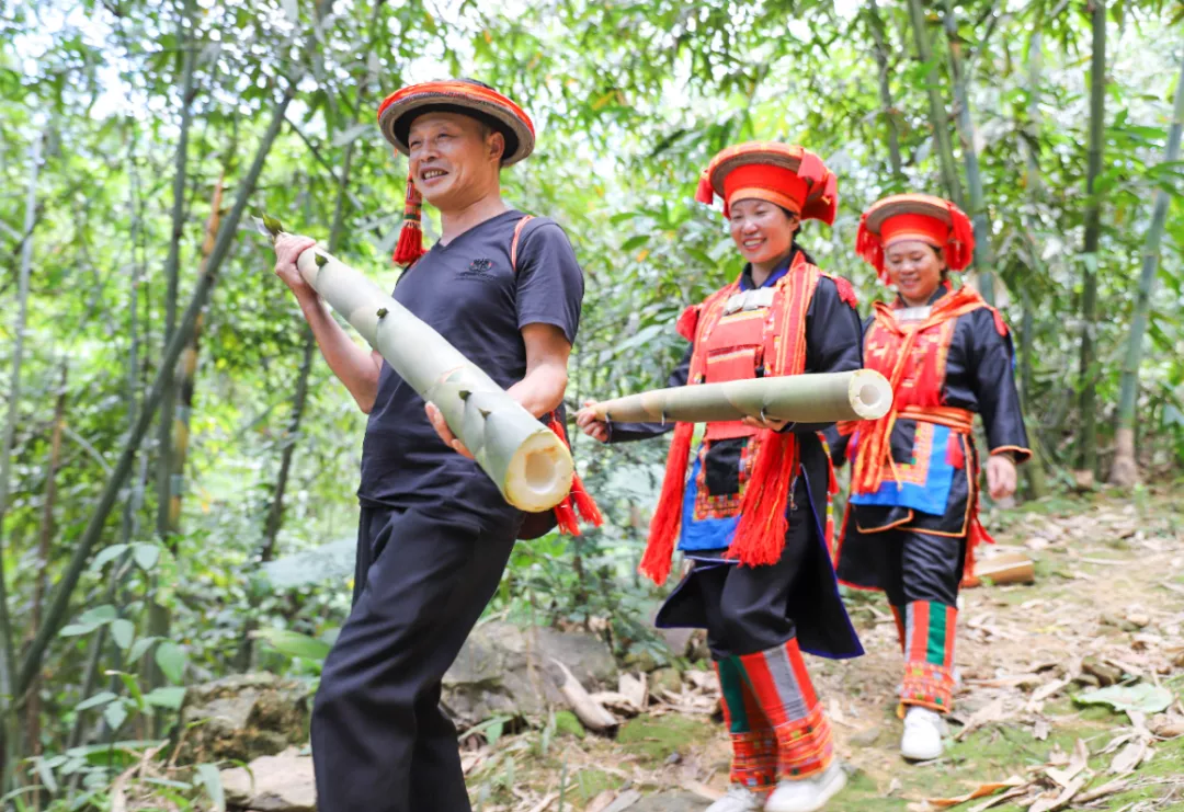 元安村的村民們從山上採摘的竹筍回來。