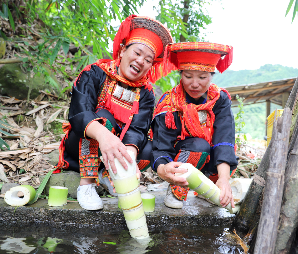 元安村的村民們在清洗竹筍。