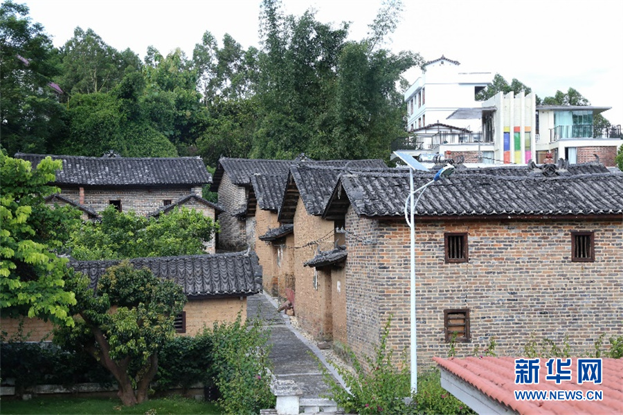 古岳坡內的壯族村落與現代民宿。