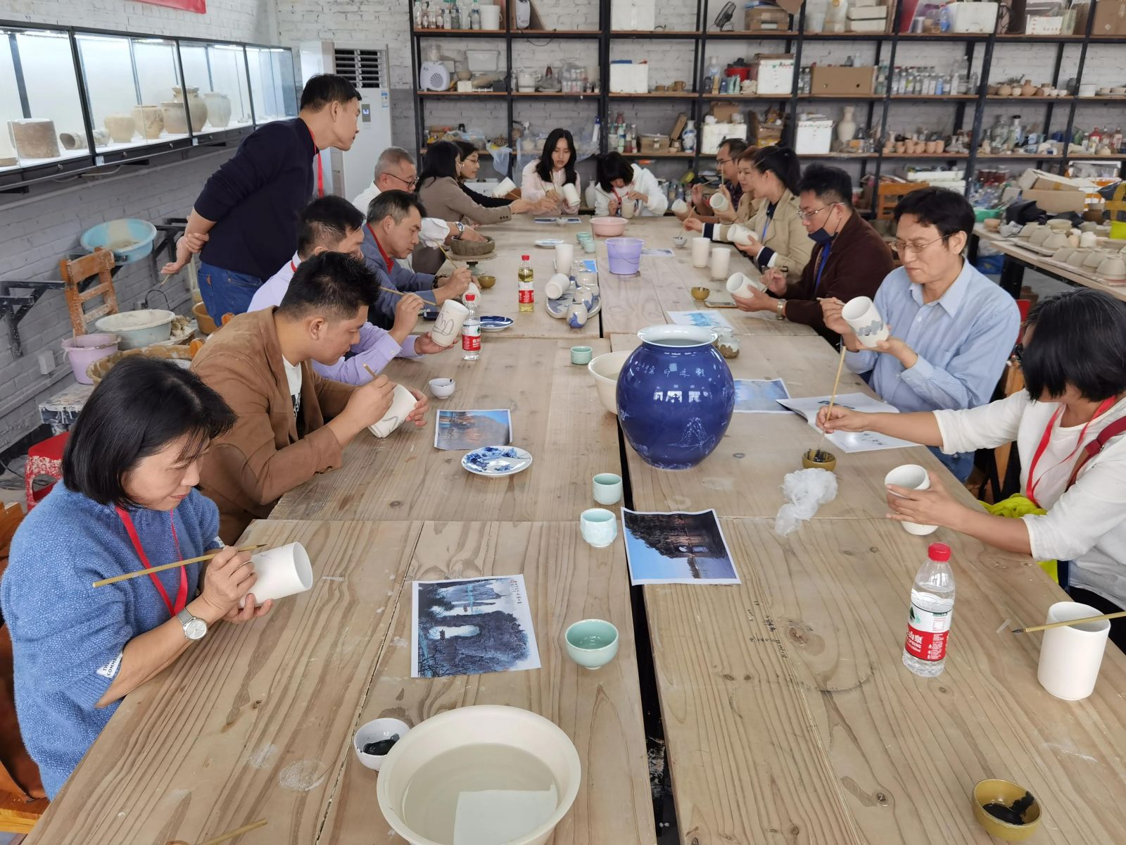 親手體驗製作桂林山水主題瓷器。