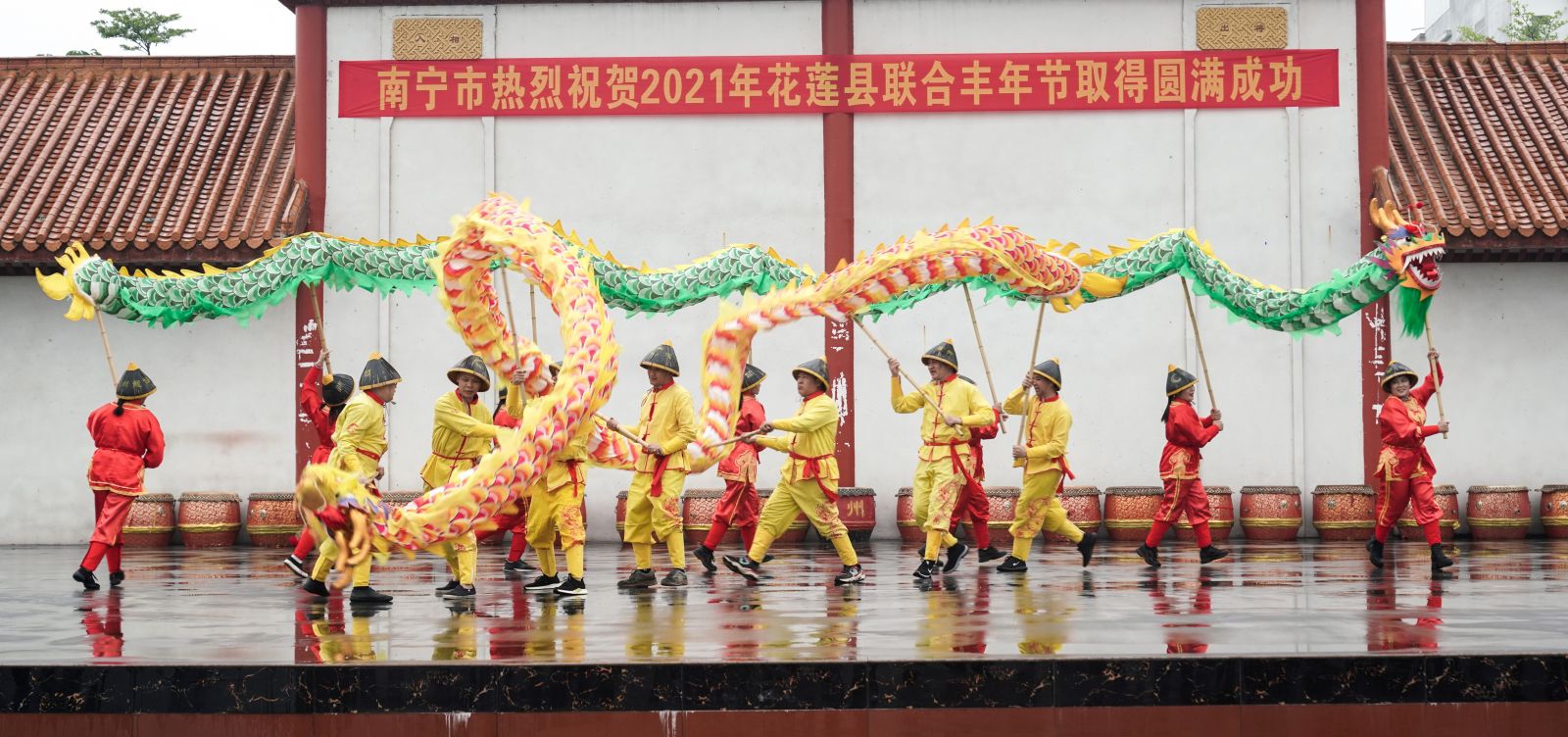 賓陽少數民族演員以《二龍戲珠》節目為花蓮豐年節送祝福。