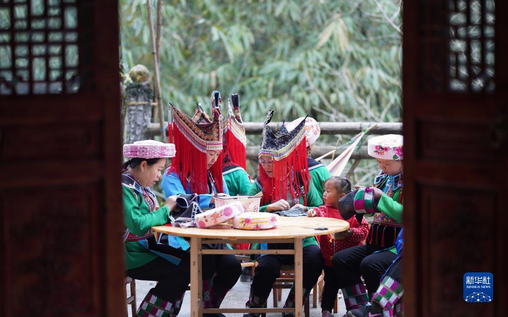 村民在廣西靈川縣九屋鎮東源瑤寨製作瑤族傳統服飾。