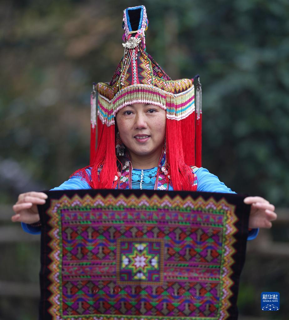 在廣西靈川縣九屋鎮東源瑤寨，村民趙金玉展示一塊繡好的頭巾。