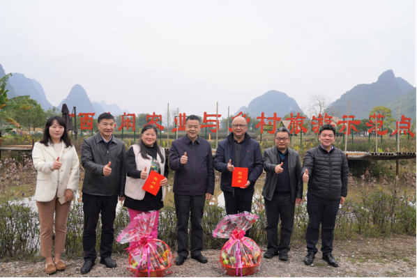 桂林市委常委蔣育亮為台商台胞送上新春祝福和慰問金。