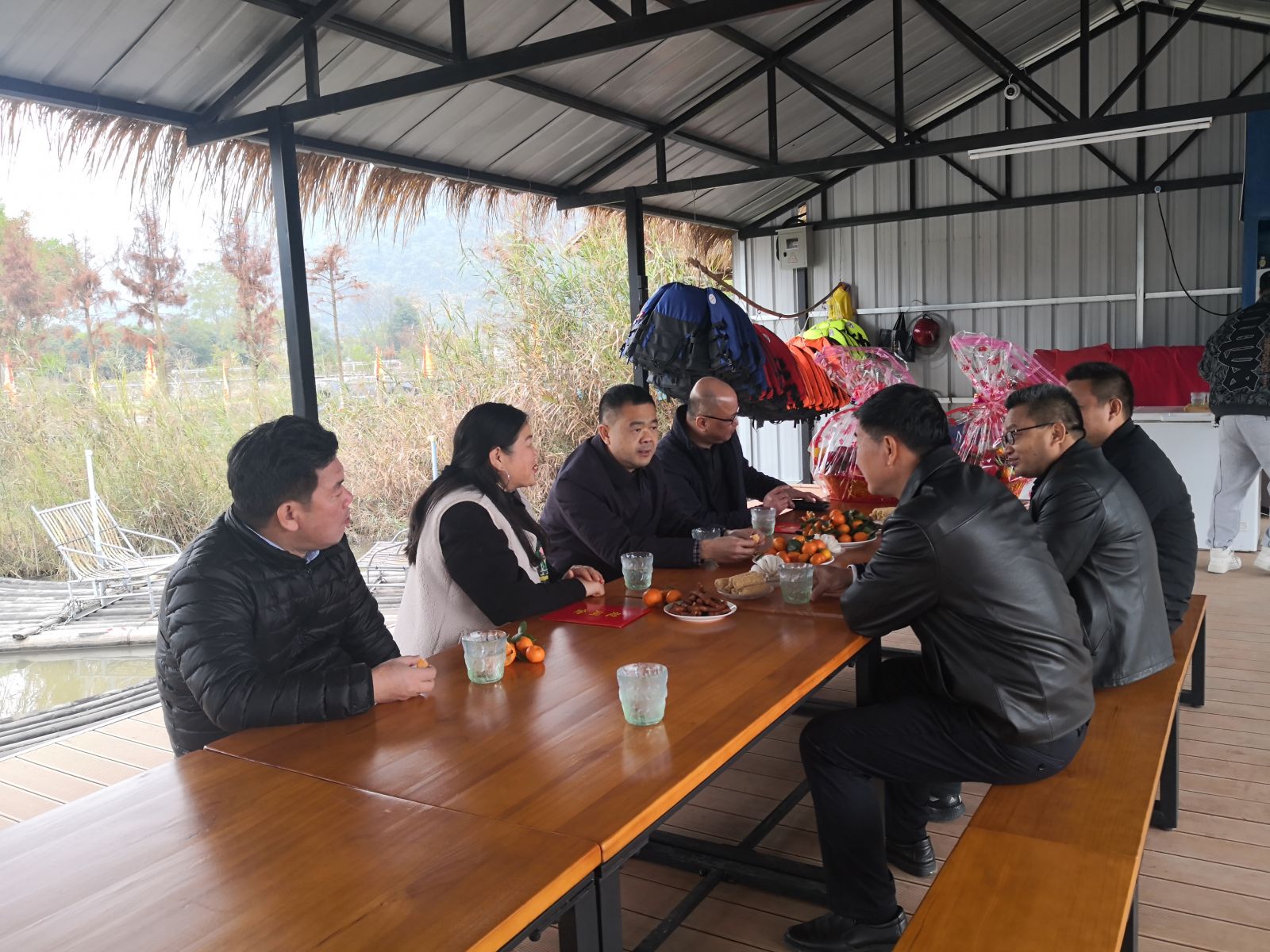 桂林市委常委蔣育亮在山水遇農園與陸配夏月紅等座談交流。