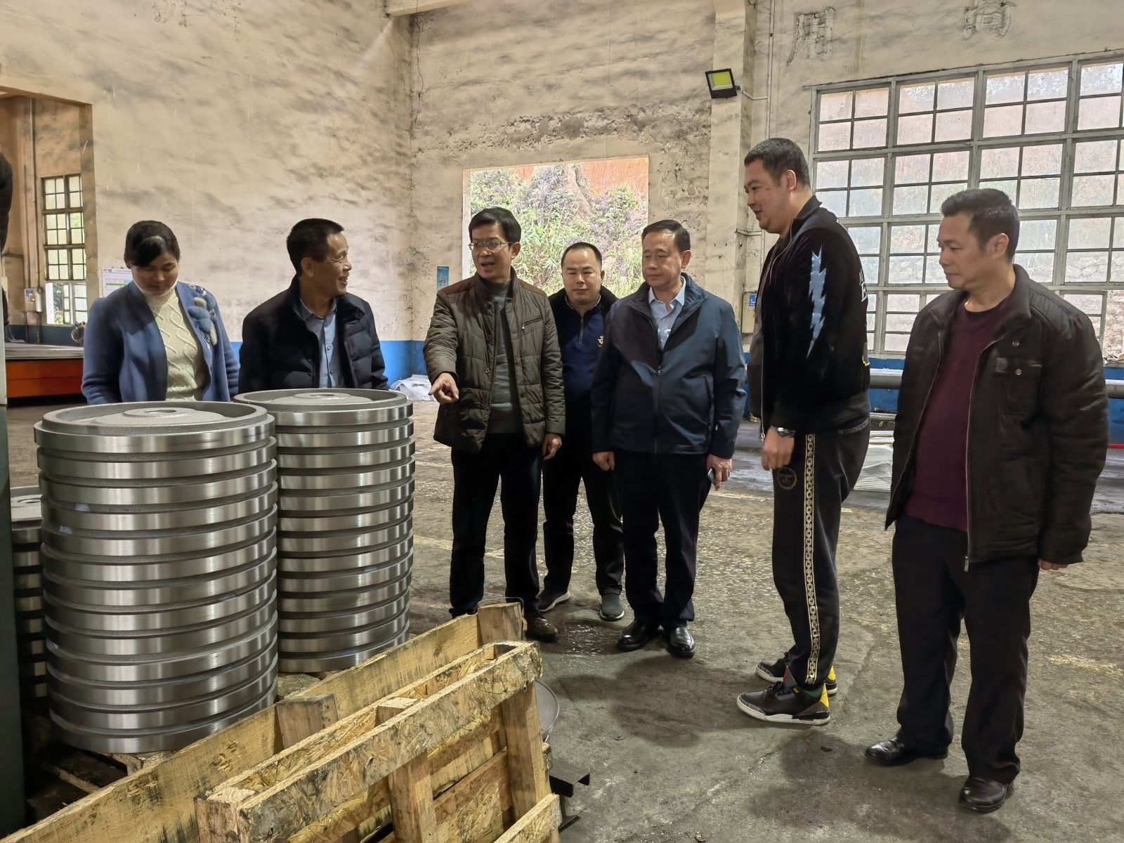 廣西玉林市台辦主任梁衛東在廣西遠生機械有限公司了解企業生產的發動機飛輪。