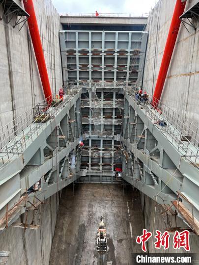 大藤峽水利樞紐右岸工程洩水閘高孔弧形工作閘門安裝。
