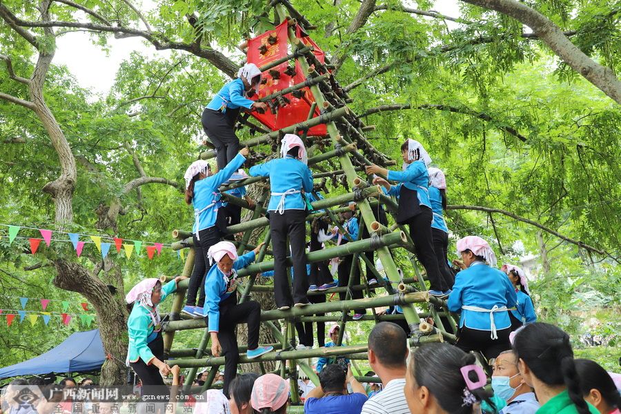 都牙村民搭建高達8米的「粽山」，特别引人注目。