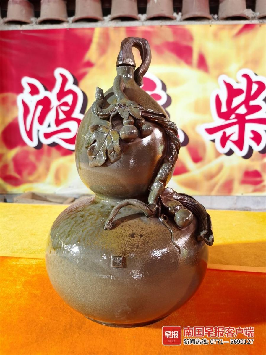 剛出窯的欽州坭興陶葫蘆擺件。