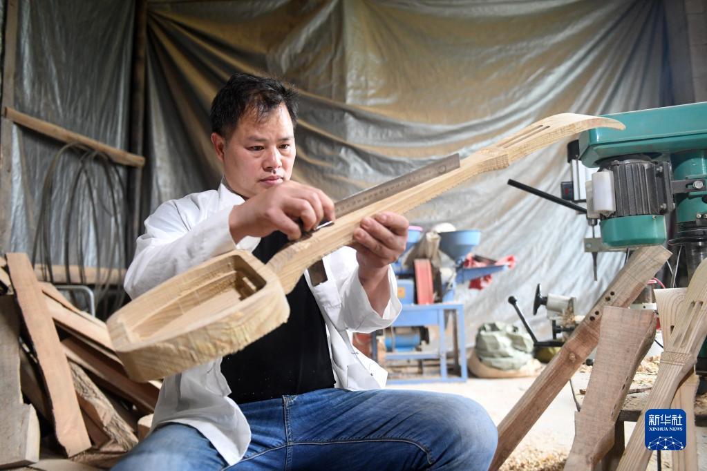 楊龔在工作間內製作侗族琵琶。
