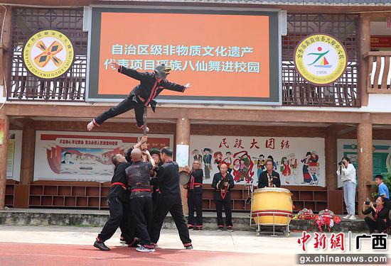 自治區非物質文化遺產「八仙舞」傳承人代表在表演。