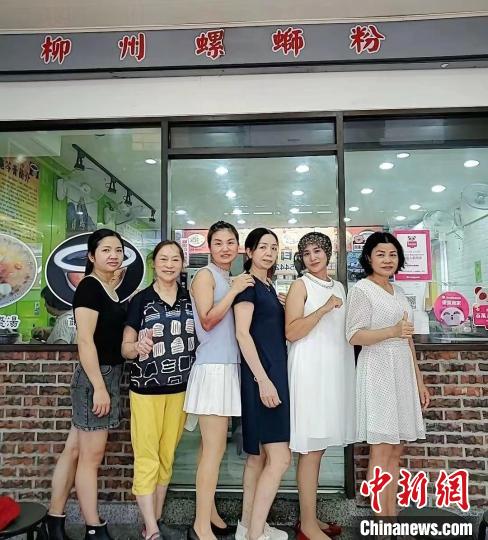 眾多食客在台北的柳州螺螄粉店面門前拍照打卡。