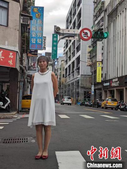 韋晴雯在台北市區內的「柳州街」合影。