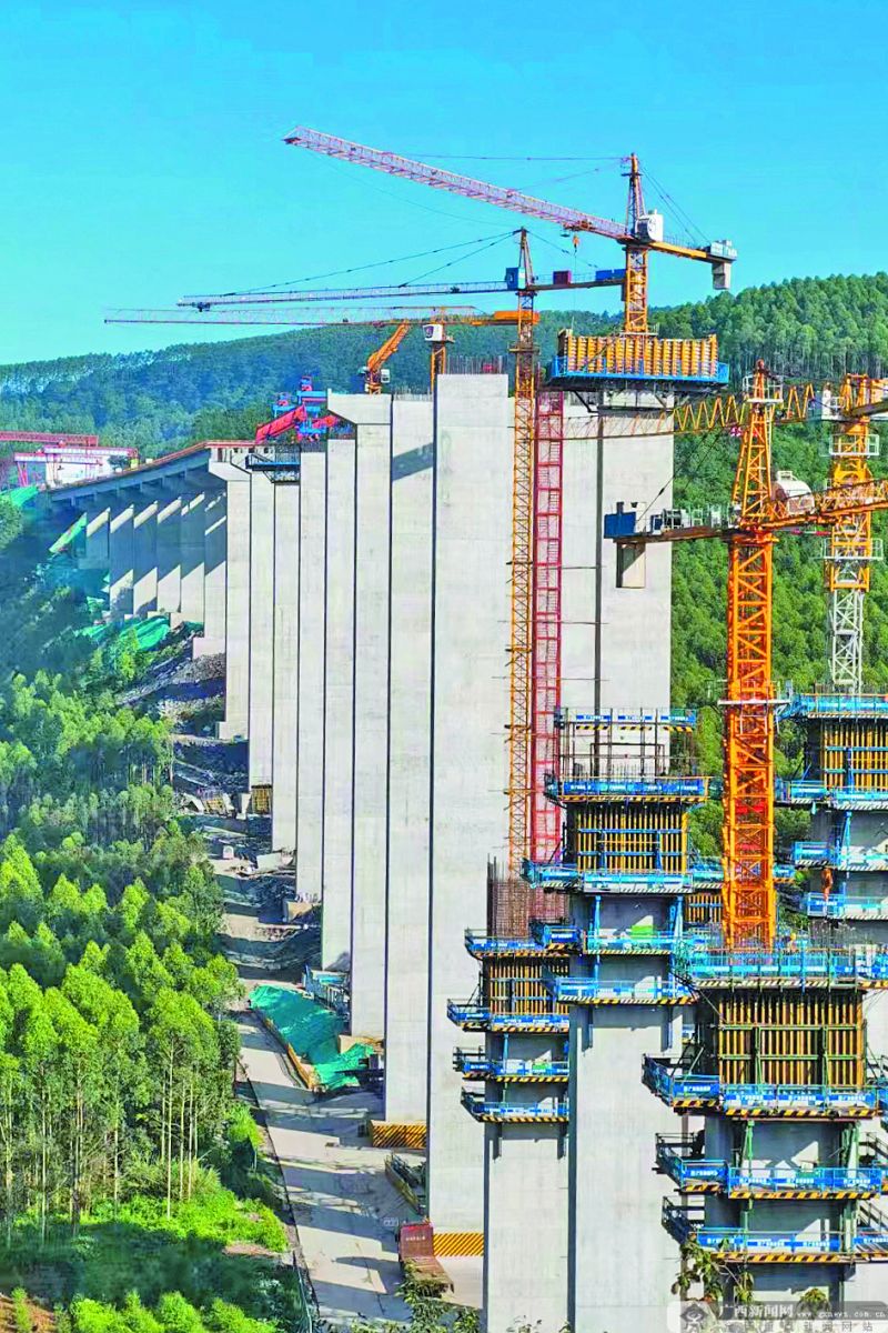 在武忻高速公路良塘4號高架大橋施工現場，工人們正全力推進項目建設。