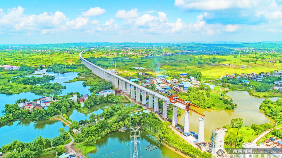 施工人員在南玉鐵路六景郁江特大橋加快推進引橋建設。